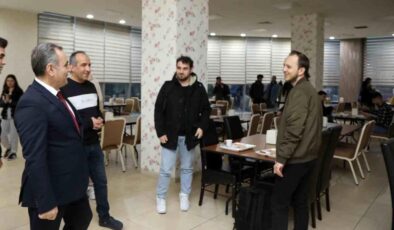 Erciyes Üniversitesi Rektörü Öğrencilerle İftar Yaptı