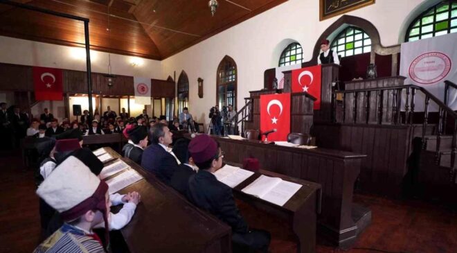 Milli Eğitim Bakanı Yusuf Tekin, 23 Nisan kutlamalarında çocuklara vatan sevgisini anlattı